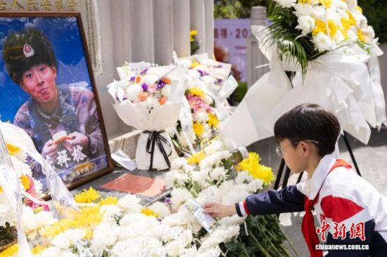 4月1日,屏南县革命烈士陵园,学生缅怀革命先烈。陈伟杰 摄 4月1日,屏南县革命烈士陵园,学生缅怀革命先烈。陈伟杰 摄