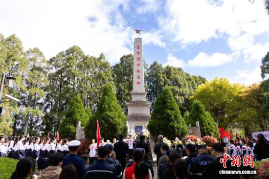 4月1日,屏南县“追寻·2026·清明祭英烈暨百万鲜花祭英烈”主题活动在县革命烈士陵园举行。陈伟杰 摄 4月1日,屏南县“追寻·2026·清明祭英烈暨百万鲜花祭英烈”主题活动在县革命烈士陵园举行。陈伟杰 摄