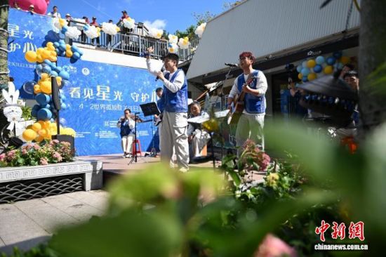 4月1日,“看见星光·守护心愿”4·2世界孤独症关注日主题倡导活动在位于福州鼓楼区的“星点心愿”茶咖饺子店举行。孤独症青年江宇森一边弹吉他,一边演唱。中新网记者 吕明 摄 4月1日,“看见星光·守护心愿”4·2世界孤独症关注日主题倡导活动在位于福州鼓楼区的“星点心愿”茶咖饺子店举行。孤独症青年江宇森一边弹吉他,一边演唱。中新网记者 吕明 摄