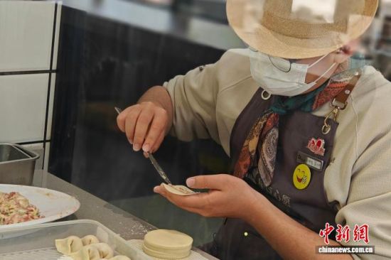 图为“星青年”正在包饺子。叶秋云 摄 图为“星青年”正在包饺子。叶秋云 摄