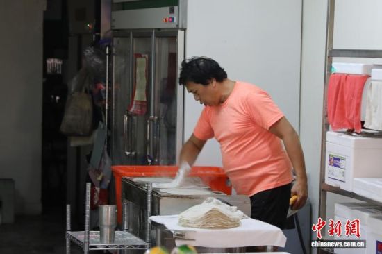 4��1�գ�̨�����˽��г��ڣ������������������ϰ�ºͽ����������Ƥ����������� ����� ��