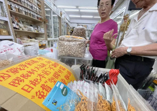 岛内不少店家张贴公告,不再提供免费塑料袋。 图自台湾《联合报》 岛内不少店家张贴公告,不再提供免费塑料袋。 图自台湾《联合报》