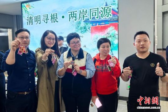 4��3�գ��ÿ����ϰ�Ȫ�������ͷ����չʾ�����������Ĵ�����Ʒ������������ ��� ��