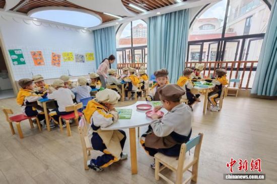 图为明溪县实验幼儿园的孩子们正在老师的带领下学做手工。雷朝良摄 图为明溪县实验幼儿园的孩子们正在老师的带领下学做手工。雷朝良摄