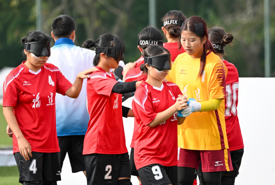 图为江雅彬(黄色衣服)与队友们 图为江雅彬(黄色衣服)与队友们