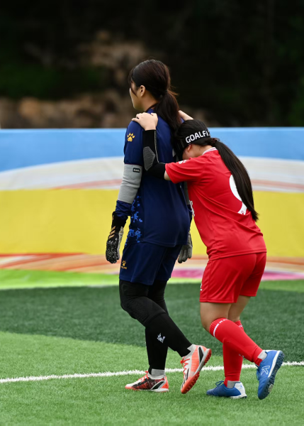 图为江雅彬(左一)与队友 图为江雅彬(左一)与队友