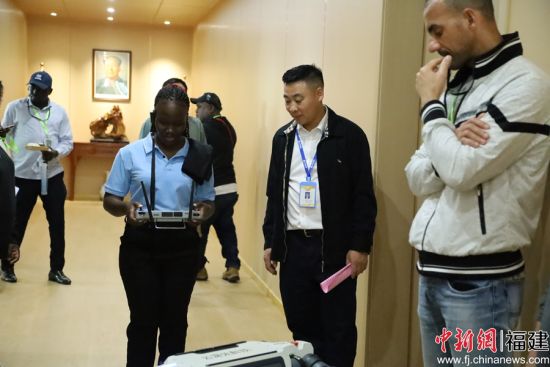 ¡¡¡¡6ÈÕÏÂÎ磬·¢Õ¹Öйú¼ÒÖйú¸Ä¸ï¿ª·Å¾Ñé½»Á÷ÑÐÐÞ°à»î¶¯ÔÚ¸£ÖÝÃöºî¾ÙÐС£ ¡¡¡¡6ÈÕÏÂÎ磬·¢Õ¹Öйú¼ÒÖйú¸Ä¸ï¿ª·Å¾Ñé½»Á÷ÑÐÐÞ°à»î¶¯ÔÚ¸£ÖÝÃöºî¾ÙÐС£