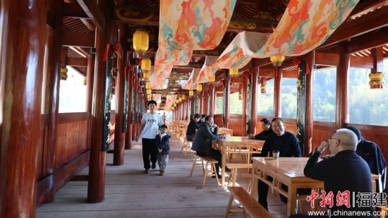 廊桥畔绘就民生新景。吴苏梅 摄 廊桥畔绘就民生新景。吴苏梅 摄