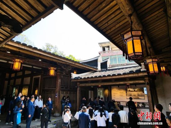 4ÔÂ2ÈÕ£¬ÃñÖÚÔÚ¸£½¨Ê¡¸£ÖÝÊÐÂÝÖÞÕòÎâʯ¹Ê¾ÓÄڲιۡ£ÖÐÐÂÉç¼ÇÕß Õűó Éã 4ÔÂ2ÈÕ£¬ÃñÖÚÔÚ¸£½¨Ê¡¸£ÖÝÊÐÂÝÖÞÕòÎâʯ¹Ê¾ÓÄڲιۡ£ÖÐÐÂÉç¼ÇÕß Õűó Éã