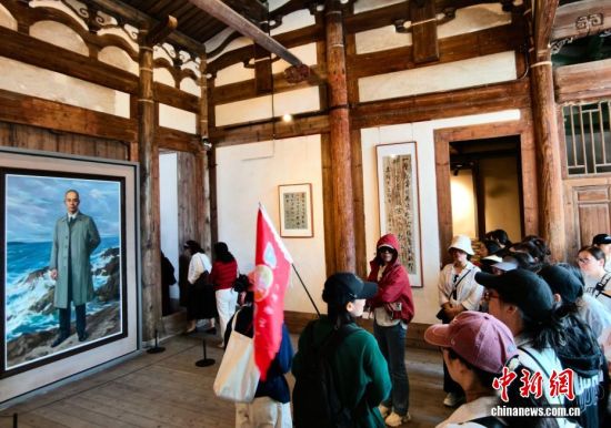 4ÔÂ2ÈÕ£¬ÃñÖÚÔÚ¸£½¨Ê¡¸£ÖÝÊÐÂÝÖÞÕòÎâʯ¹Ê¾ÓÄڲιۡ£ÖÐÐÂÉç¼ÇÕß Õűó Éã 4ÔÂ2ÈÕ£¬ÃñÖÚÔÚ¸£½¨Ê¡¸£ÖÝÊÐÂÝÖÞÕòÎâʯ¹Ê¾ÓÄڲιۡ£ÖÐÐÂÉç¼ÇÕß Õűó Éã