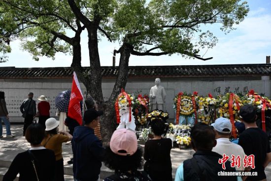 4ÔÂ2ÈÕ£¬ÇåÃ÷½«ÖÁ£¬ÔÚ¸£½¨Ê¡¸£ÖÝÊÐÂÝÖÞÕòÎâʯ¹Ê¾Ó£¬Îâʯ½«¾üµñÏñǰµÄ»Æ°×¾Õ»¨²ã²ãµþµþ£¬ÈËÃÇÒÔÏ×»¨¡¢ÁôÑÔ¡¢²Î¹ÛÓ¢ÐÛʼ£Õ¹ÀÀµÈ·½Ê½£¬±í´ï¶Ô¸ïÃüÏÈÁÒµÄÃ廳Óë³ç¾´¡£ÖÐÐÂÉç¼ÇÕß Õűó Éã 4ÔÂ2ÈÕ£¬ÇåÃ÷½«ÖÁ£¬ÔÚ¸£½¨Ê¡¸£ÖÝÊÐÂÝÖÞÕòÎâʯ¹Ê¾Ó£¬Îâʯ½«¾üµñÏñǰµÄ»Æ°×¾Õ»¨²ã²ãµþµþ£¬ÈËÃÇÒÔÏ×»¨¡¢ÁôÑÔ¡¢²Î¹ÛÓ¢ÐÛʼ£Õ¹ÀÀµÈ·½Ê½£¬±í´ï¶Ô¸ïÃüÏÈÁÒµÄÃ廳Óë³ç¾´¡£ÖÐÐÂÉç¼ÇÕß Õűó Éã