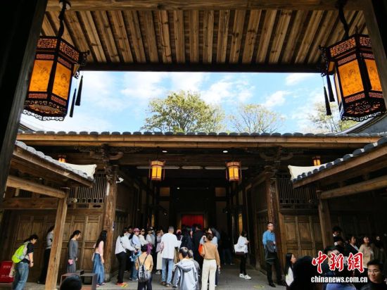 ÔÂ2ÈÕ£¬ÃñÖÚÔÚ¸£½¨Ê¡¸£ÖÝÊÐÂÝÖÞÕòÎâʯ¹Ê¾ÓÄڲιۡ£ÖÐÐÂÉç¼ÇÕß Õűó Éã ÔÂ2ÈÕ£¬ÃñÖÚÔÚ¸£½¨Ê¡¸£ÖÝÊÐÂÝÖÞÕòÎâʯ¹Ê¾ÓÄڲιۡ£ÖÐÐÂÉç¼ÇÕß Õűó Éã