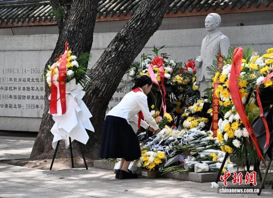 4ÔÂ2ÈÕ£¬ÇåÃ÷½«ÖÁ£¬ÔÚ¸£½¨Ê¡¸£ÖÝÊÐÂÝÖÞÕòÎâʯ¹Ê¾Ó£¬Îâʯ½«¾üµñÏñǰµÄ»Æ°×¾Õ»¨²ã²ãµþµþ£¬ÈËÃÇÒÔÏ×»¨¡¢ÁôÑÔ¡¢²Î¹ÛÓ¢ÐÛʼ£Õ¹ÀÀµÈ·½Ê½£¬±í´ï¶Ô¸ïÃüÏÈÁÒµÄÃ廳Óë³ç¾´¡£ÖÐÐÂÉç¼ÇÕß Õűó Éã 4ÔÂ2ÈÕ£¬ÇåÃ÷½«ÖÁ£¬ÔÚ¸£½¨Ê¡¸£ÖÝÊÐÂÝÖÞÕòÎâʯ¹Ê¾Ó£¬Îâʯ½«¾üµñÏñǰµÄ»Æ°×¾Õ»¨²ã²ãµþµþ£¬ÈËÃÇÒÔÏ×»¨¡¢ÁôÑÔ¡¢²Î¹ÛÓ¢ÐÛʼ£Õ¹ÀÀµÈ·½Ê½£¬±í´ï¶Ô¸ïÃüÏÈÁÒµÄÃ廳Óë³ç¾´¡£ÖÐÐÂÉç¼ÇÕß Õűó Éã