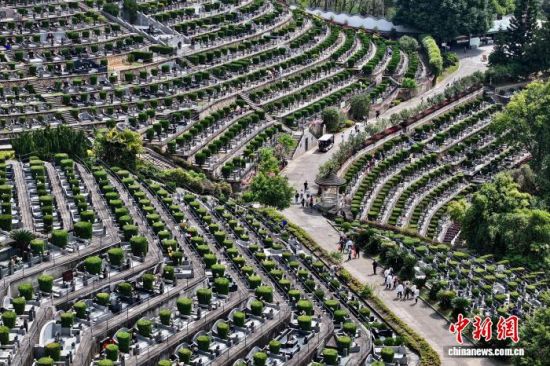 4月2日,空中俯瞰福建福州美丽的生态陵园。(无人机照片)中新社记者 王东明 摄 4月2日,空中俯瞰福建福州美丽的生态陵园。(无人机照片)中新社记者 王东明 摄