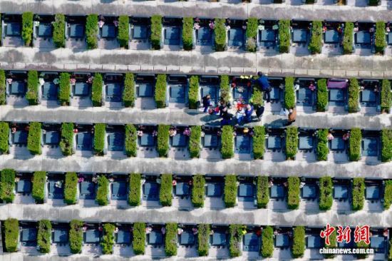 4月2日,民众在福州三山人文纪念园祭扫。(无人机照片)中新社记者 王东明 摄 4月2日,民众在福州三山人文纪念园祭扫。(无人机照片)中新社记者 王东明 摄