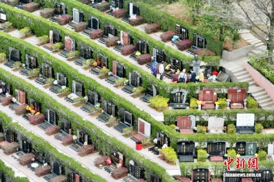 4月2日,民众在福州三山人文纪念园祭扫。(无人机照片)中新社记者 王东明 摄 4月2日,民众在福州三山人文纪念园祭扫。(无人机照片)中新社记者 王东明 摄
