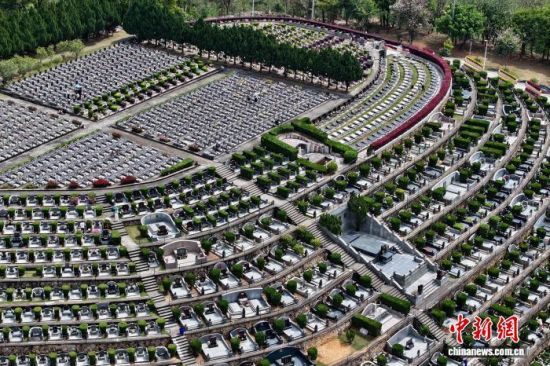 4月2日,空中俯瞰福建福州美丽的生态陵园。(无人机照片)中新社记者 王东明 摄 4月2日,空中俯瞰福建福州美丽的生态陵园。(无人机照片)中新社记者 王东明 摄