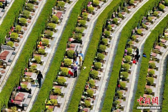 4月2日,民众在福州三山人文纪念园祭扫。(无人机照片)中新社记者 王东明 摄 4月2日,民众在福州三山人文纪念园祭扫。(无人机照片)中新社记者 王东明 摄