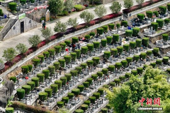 4月2日,民众在福州三山人文纪念园祭扫。(无人机照片)中新社记者 王东明 摄 4月2日,民众在福州三山人文纪念园祭扫。(无人机照片)中新社记者 王东明 摄