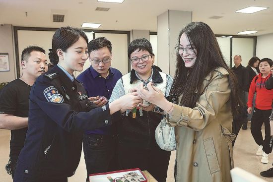 ÔÚÄϰ²Èª½ð¿ÍÔËÂëÍ·£¬ÈªÖݱ߼ìÕ¾ÓëÖйúÃǫ̈Ե²©Îï¹ÝÁªºÏ¾Ù°ì¡°ÇåÃ÷Ѱ¸ù¡¤Á½°¶Í¬Ô´¡±Ö÷Ìâ»î¶¯¡£Í¼Îª±ß¼ìÃñ¾¯ÔÚÏǫ̀°û½éÉÜ»¥¶¯ÌåÑéÇøµÄÊÖ×÷ÏîÄ¿¡£Ã«ÊÒ¿¢ ÎâÎÄöÎ Éã ÔÚÄϰ²Èª½ð¿ÍÔËÂëÍ·£¬ÈªÖݱ߼ìÕ¾ÓëÖйúÃǫ̈Ե²©Îï¹ÝÁªºÏ¾Ù°ì¡°ÇåÃ÷Ѱ¸ù¡¤Á½°¶Í¬Ô´¡±Ö÷Ìâ»î¶¯¡£Í¼Îª±ß¼ìÃñ¾¯ÔÚÏǫ̀°û½éÉÜ»¥¶¯ÌåÑéÇøµÄÊÖ×÷ÏîÄ¿¡£Ã«ÊÒ¿¢ ÎâÎÄöÎ Éã