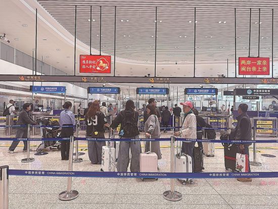 ÏÃÃÅÎåͨ¿ÍÔËÂëÍ·ÓÀ´ÇåÃ÷¿ÍÔ˸߷壬Ðí¶ą̀°ûͨ¹ýÏýð¡°Ð¡Èýͨ¡±º½Ïß»ØÏç¼Àɨ¡£ Íõ´ï³É ¸¶¼ÑƼ Éã ÏÃÃÅÎåͨ¿ÍÔËÂëÍ·ÓÀ´ÇåÃ÷¿ÍÔ˸߷壬Ðí¶ą̀°ûͨ¹ýÏýð¡°Ð¡Èýͨ¡±º½Ïß»ØÏç¼Àɨ¡£ Íõ´ï³É ¸¶¼ÑƼ Éã