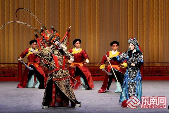 精彩的表演吸引了众多掌声 精彩的表演吸引了众多掌声