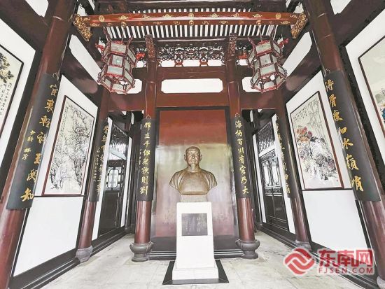 步入桂斋,林则徐铜像让人肃然起敬。 步入桂斋,林则徐铜像让人肃然起敬。