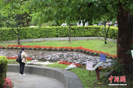 4月3日,台湾清明连假首日,民众前往台北市阳明山第一公墓祭扫。图为市民在阳明山第一公墓花葬区追思故人。中新社记者 陈建新 摄 4月3日,台湾清明连假首日,民众前往台北市阳明山第一公墓祭扫。图为市民在阳明山第一公墓花葬区追思故人。中新社记者 陈建新 摄