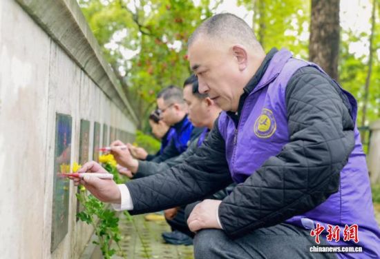 清明时节,浙江台州台胞台属义工勾勒碑文。台州温岭市台办 供图 清明时节,浙江台州台胞台属义工勾勒碑文。台州温岭市台办 供图