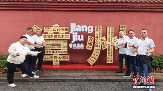 4ÔÂ6ÈÕ£¬Ò»ÐÐÈËÔÚÕÄÖݹųDzι۲¢ºÏÓ°ÁôÄî¡£ÕÅÊæö© Éã 4ÔÂ6ÈÕ£¬Ò»ÐÐÈËÔÚÕÄÖݹųDzι۲¢ºÏÓ°ÁôÄî¡£ÕÅÊæö© Éã