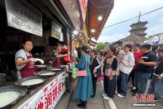4月4日,福建泉州古城西街的亚佛春饼老铺门前有不少市民游客排队购买润饼皮。柯宁 摄 4月4日,福建泉州古城西街的亚佛春饼老铺门前有不少市民游客排队购买润饼皮。柯宁 摄