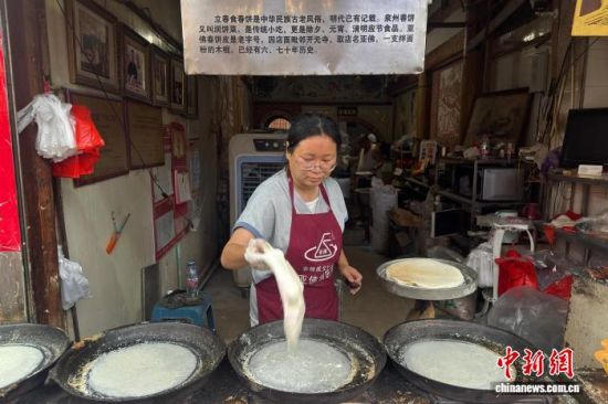 4月4日,泉州亚佛润饼皮第四代传人傅锦娜在店内制作润饼皮。柯宁 摄 4月4日,泉州亚佛润饼皮第四代传人傅锦娜在店内制作润饼皮。柯宁 摄