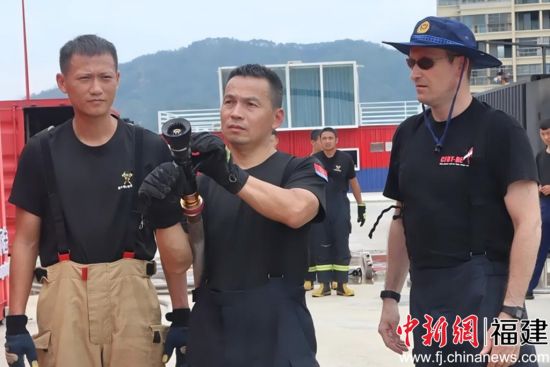 ���ӻ������ʱ���������̹����ֻ�(IFIW)���ĳ�ԱKarel Lamber������������������Ԯ֧�ӹ�ͼ