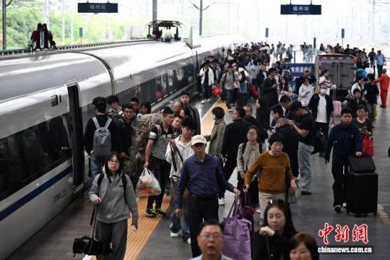 4��6�գ��������ݻ�վ�����𳵳��е��ÿ͡���������� �ű� ��