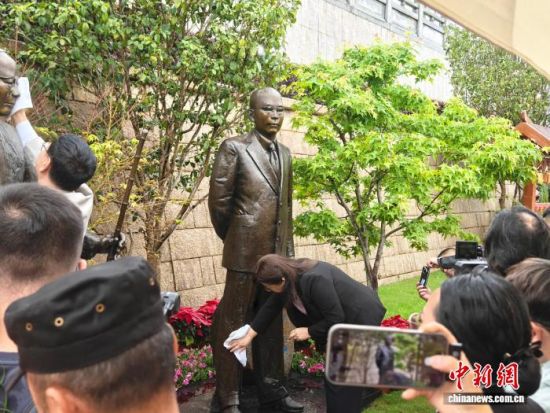 4月7日,“清明祭英魂·家国共长怀”主题活动在福建福州三山人文纪念园举行。图为吴石、何遂将军后人手持白色毛巾,轻轻擦拭吴石、何遂将军雕像。叶秋云 摄 4月7日,“清明祭英魂·家国共长怀”主题活动在福建福州三山人文纪念园举行。图为吴石、何遂将军后人手持白色毛巾,轻轻擦拭吴石、何遂将军雕像。叶秋云 摄