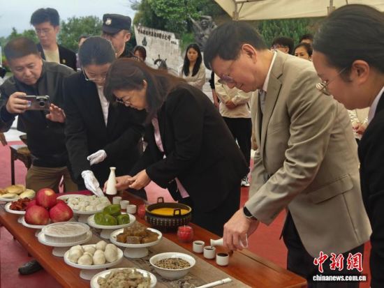 供桌上,荔枝肉、鱼丸、芋泥、清明粿等多道福州特色风味菜肴整齐摆放。叶秋云 摄 供桌上,荔枝肉、鱼丸、芋泥、清明粿等多道福州特色风味菜肴整齐摆放。叶秋云 摄