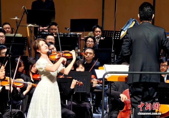 4月2日晚,“山海交响 福聚宁德”首届“宁德作曲营”交响音乐会在福建省宁德市举行。图为来自俄罗斯的小提琴演奏家Julia Garekht(朱莉娅·加雷克)演奏《一个俄罗斯姑娘在宁德》。吴允杰 摄 4月2日晚,“山海交响 福聚宁德”首届“宁德作曲营”交响音乐会在福建省宁德市举行。图为来自俄罗斯的小提琴演奏家Julia Garekht(朱莉娅·加雷克)演奏《一个俄罗斯姑娘在宁德》。吴允杰 摄