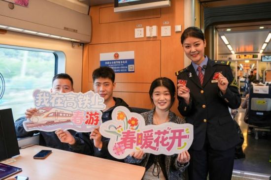福州客运段在D6591次列车开展海峡情春游列车活动,为旅客带来了发放沿途风景打卡点介绍卡、春日诗词接龙游戏、《坐着高铁看中国》歌曲演唱节目。(黄伟涵 摄) 福州客运段在D6591次列车开展海峡情春游列车活动,为旅客带来了发放沿途风景打卡点介绍卡、春日诗词接龙游戏、《坐着高铁看中国》歌曲演唱节目。(黄伟涵 摄)