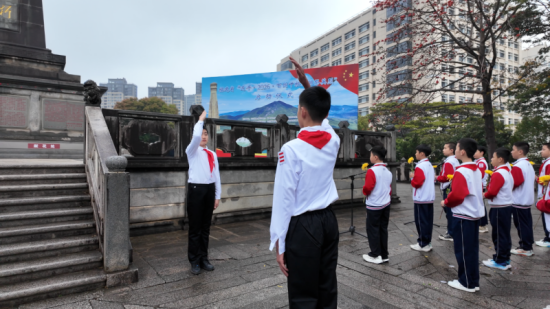 “站岗”少先队员整齐列队走向烈士纪念碑,完成庄严的上岗仪式。莆田市委文明办供图 “站岗”少先队员整齐列队走向烈士纪念碑,完成庄严的上岗仪式。莆田市委文明办供图