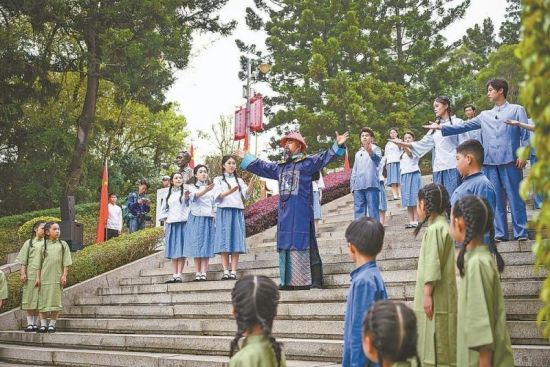 3月29日,福州市“追寻·2026·清明祭英烈”活动在福州市革命英烈纪念园举行。图为“觉醒寻路”篇章,儿童演员用稚嫩而清澈的声音发出叩问,青年演员深情作答,将林则徐等5位先驱的事迹与精神娓娓道来。 福建日报记者 施辰静 摄 3月29日,福州市“追寻·2026·清明祭英烈”活动在福州市革命英烈纪念园举行。图为“觉醒寻路”篇章,儿童演员用稚嫩而清澈的声音发出叩问,青年演员深情作答,将林则徐等5位先驱的事迹与精神娓娓道来。 福建日报记者 施辰静 摄