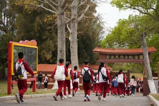 晋江金井毓英中心小学连续四年徒步祭英烈。晋江市委文明办 供图 晋江金井毓英中心小学连续四年徒步祭英烈。晋江市委文明办 供图