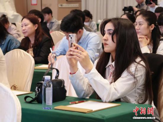 中阿卫视主持人阿思玛参加中阿卫视《文化中国·宁德》启动仪式。中新网记者 叶茂 摄 中阿卫视主持人阿思玛参加中阿卫视《文化中国·宁德》启动仪式。中新网记者 叶茂 摄