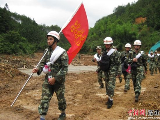 图为罗阳参加将乐县抗洪救灾。三明市消防救援支队 供图 图为罗阳参加将乐县抗洪救灾。三明市消防救援支队 供图