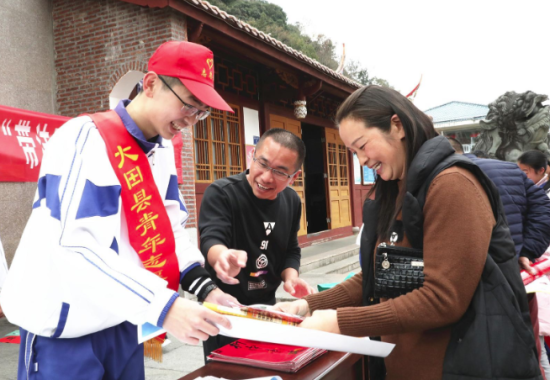   ����һ�С�����־Ը�ߡ����շ������ֲ�ݵ�Ⱥ������