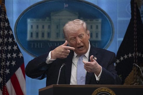 当地时间2026年4月6日,美国华盛顿,特朗普在白宫举行新闻发布会。图/视觉中国 当地时间2026年4月6日,美国华盛顿,特朗普在白宫举行新闻发布会。图/视觉中国