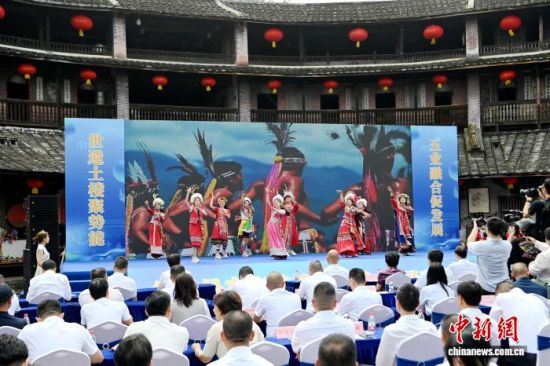 项目对接会在独具华安民俗特色的文艺展演中拉开序幕,高山族舞蹈等节目生动展现了华安多元的文化底蕴与地域特色。中新网记者 张金川 摄 项目对接会在独具华安民俗特色的文艺展演中拉开序幕,高山族舞蹈等节目生动展现了华安多元的文化底蕴与地域特色。中新网记者 张金川 摄