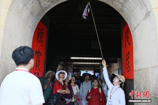 不少游客在华安二宜楼内体验世遗文化。中新网记者 张金川 摄 不少游客在华安二宜楼内体验世遗文化。中新网记者 张金川 摄