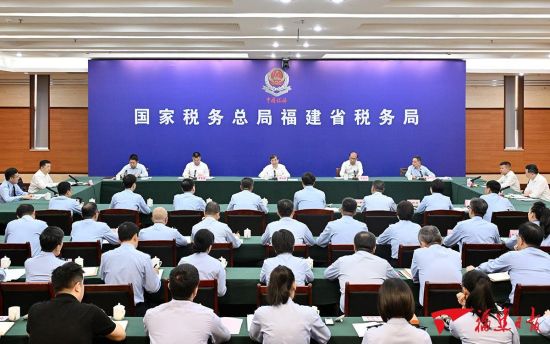 周祖翼主持召开座谈会。 周祖翼主持召开座谈会。