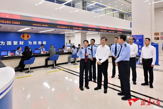 周祖翼在福州市台江区税务局办税服务厅调研。 周祖翼在福州市台江区税务局办税服务厅调研。