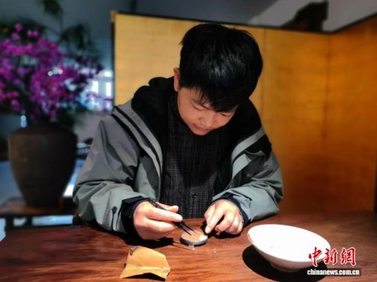 �������ֻ���������ǰ��С������������������ϸ�鵰�ǣ���δ��͸��������ϸϸ��Ƕ�������� ��
